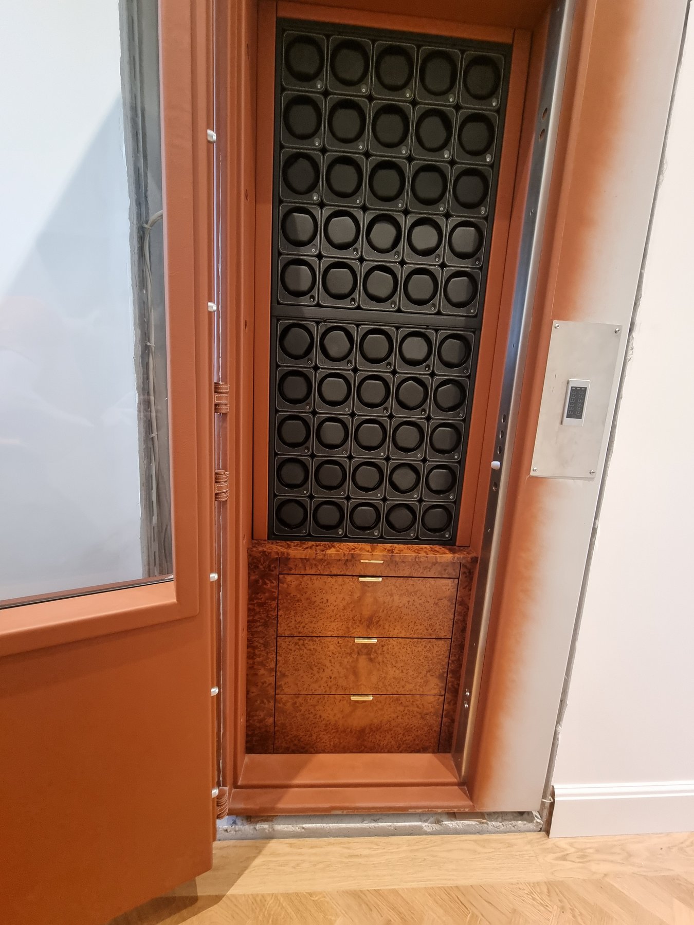 Détail d'un coffre en ronce de noyer